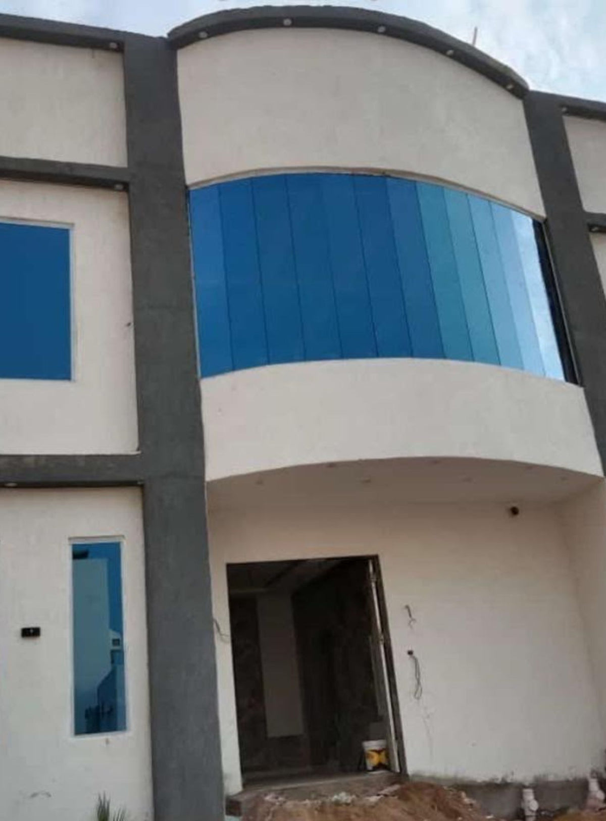 بلكونة زجاج سكريت دبل 18 ملي أزرق – تنفيذ وتركيب في المدينة المنورة